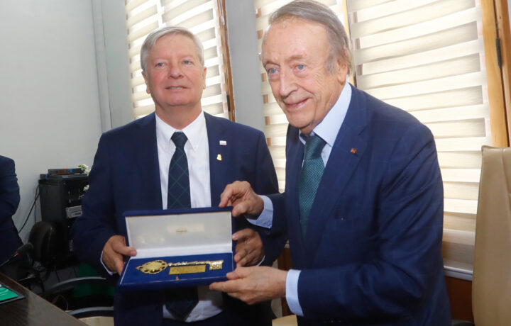 Curicó entrega Llaves de la Ciudad a Miguel A. Torres honrando su legado con la máxima distinción ciudadana